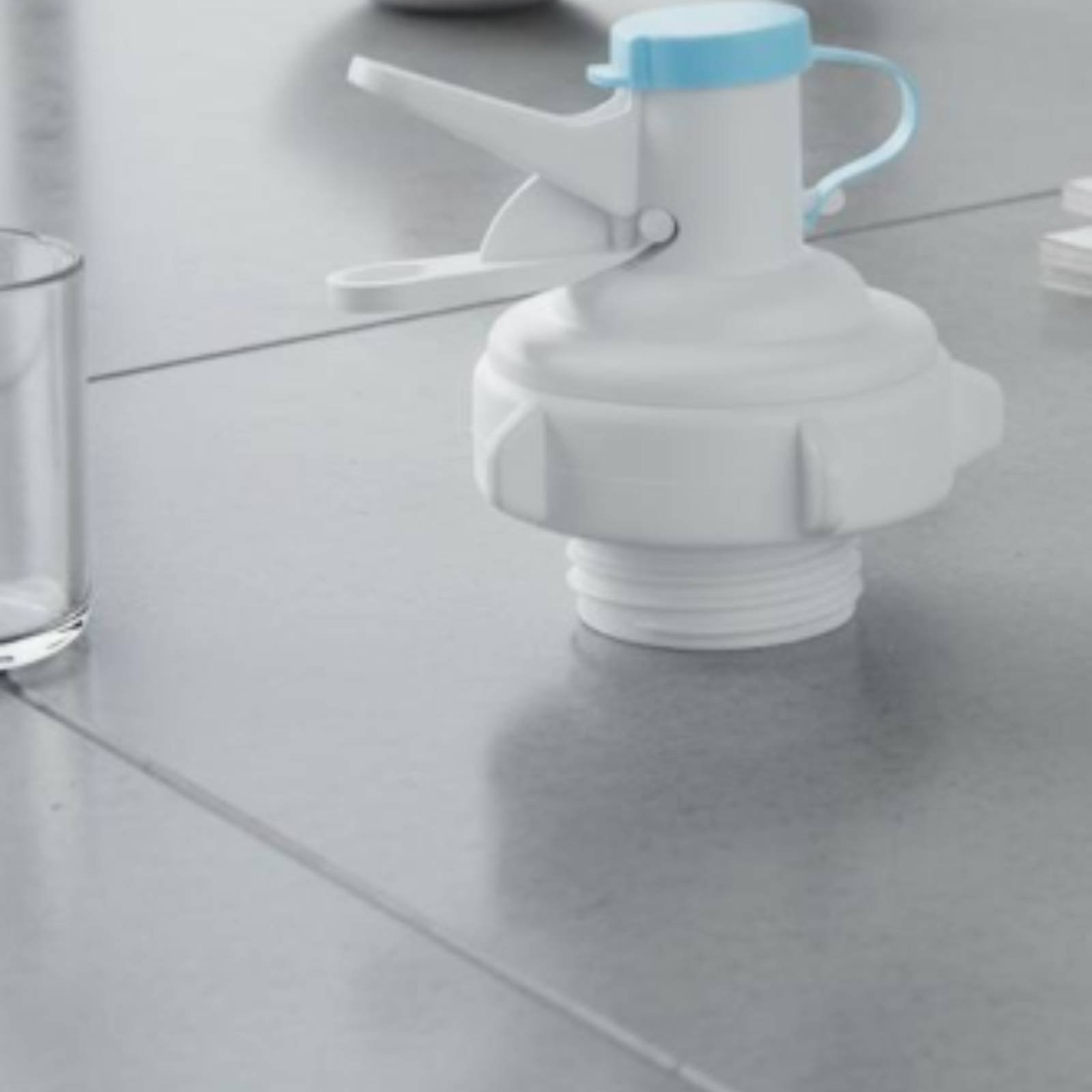 スナップフィットノズルスタンド コンパクトウォーターボトルス - Water Bottle Holder のレビューと価格